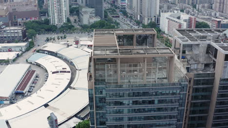 Sich-Um-Das-Bürogebäude-Drehen.-Guangzhou,-China