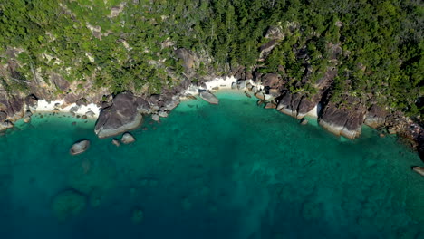Aufsteigende-Und-Aufschlussreiche-Drohnenaufnahme-Von-Felsen-Und-Strand-Auf-Hook-Island-In-Der-Nähe-Von-Whitsunday-Australia