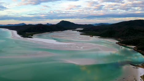Aufsteigende-Drohne-Erschoss-Whitehaven-Beach-Entlang-Der-Whitsunday-Island-Australia