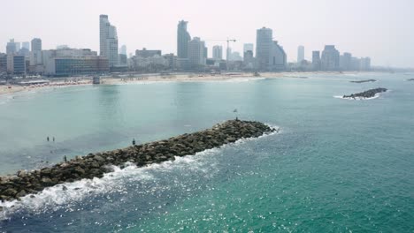 Luftaufnahme-Der-Küste-Von-Tel-Aviv-Mit-Gebäuden-Im-Hintergrund