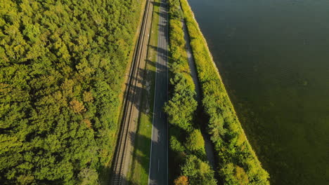 Luftbildfilm-Von-Oben-Nach-Unten-In-Der-Nähe-Einer-Bucht-Und-Eines-Grünen-Waldes-Mit-Hohen-Bäumen,-Polen-4k