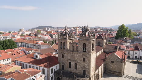 Altes-Und-Historisches-Gebäude-Der-Kathedrale-Von-Braga-Mit-Malerischem-Blick-Auf-Die-Typischen-Häuser-Der-Stadt-Braga,-Portugal-Im-Sommer