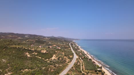 Clip-Aéreo-De-Drones-Sobre-Una-Hermosa-Playa-En-Kavala,-Macedonia,-Grecia