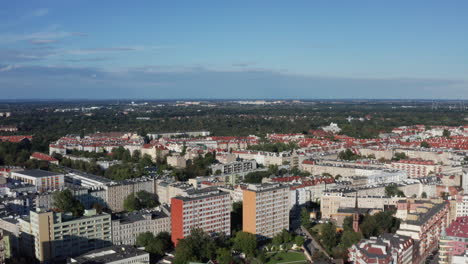Luftaufnahme-Eines-Europäischen-Stadtbildes-Mit-Einer-Mischung-Aus-Hohen-Und-Niedrigen-Gebäuden