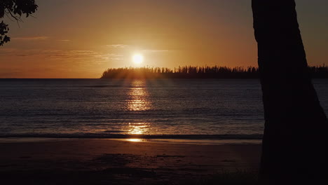 Langsame-Kamerafahrt-Des-Wunderschönen-Goldenen-Sonnenuntergangs-Am-Strand-Von-Kuto,-Insel-Der-Kiefern