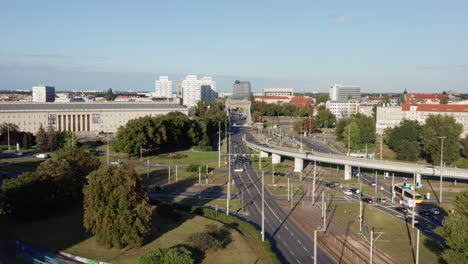 Toma-Aérea-Sobre-El-Puente-Grunwald-Y-Hacia-El-Paisaje-Urbano-Oriental-De-La-Ciudad-De-Wroclaw,-Polonia