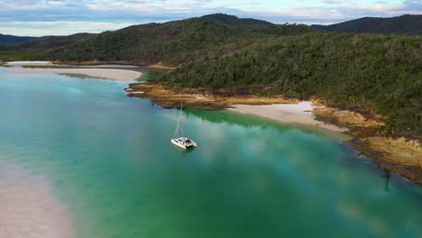 Rotierende-Drohne-Erschoss-Whitehaven-Beach-Whitsunday-Island-Australien-Mit-Segelboot