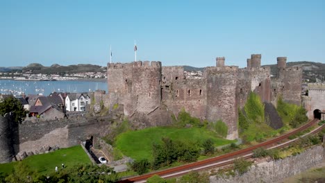 Drone-footage-of-the-medieval-Conwy-castle-on-a-clear-summer's-day