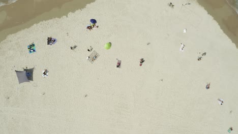 Aufsteigende-Drohnenantenne-Von-Oben-Nach-Unten-über-Den-Tropischen-Strand-An-Einem-Sonnigen-Tag-Mit-Vielen-Sonnenbadenden