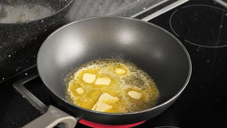 Close-up-of-a-kitchen-pan-of-boiling-butter-and-oil