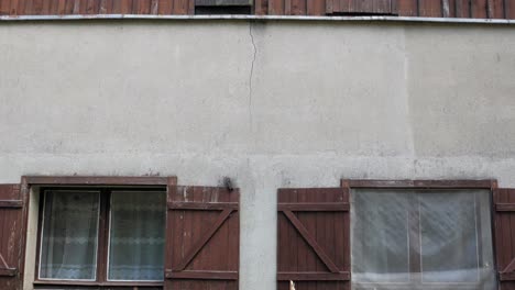 Außendetails-Eines-Alten-Traditionellen-Hauses-In-Pradzonka,-Woiwodschaft-Pommern,-Polen---Nach-Oben-Geneigter-Schuss