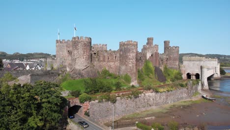 Luftperspektive-Einer-Mittelalterlichen-Burg-Und-Einer-Hängebrücke-In-Conwy,-Wales