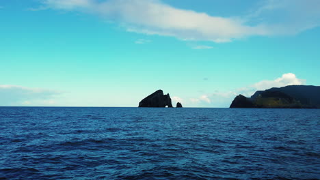 Navegando-Hacia-La-Isla-Piercy,-Conocida-Popularmente-Como-El-Agujero-En-La-Roca,-Ubicada-En-La-Isla-Norte-De-Nueva-Zelanda---Toma-Amplia-Y-De-Bajo-Nivel