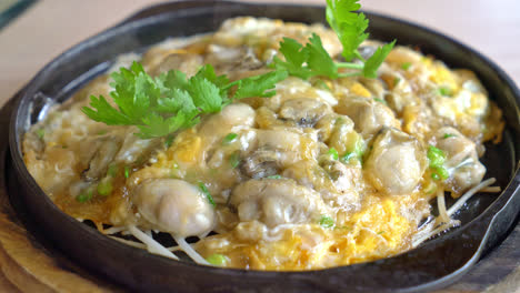 Austernomelette-Mit-Sojasprossen-Auf-Heißer-Pfanne---Asiatischer-Essensstil