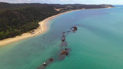 Beautiful-shipwreck-destination-off-Moreton-Island,-Australia,-high-aerial-view