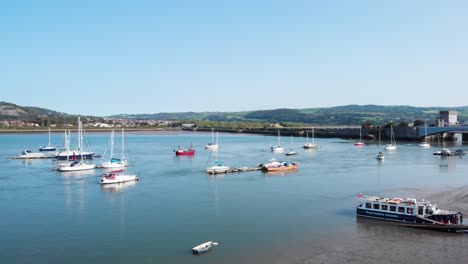 Kleine-Boote-Auf-Dem-Fluss-Conwy-An-Einem-Klaren-Sommertag,-Wales