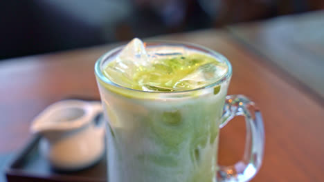 Latte-De-Té-Verde-Matcha-En-El-Restaurante-Cafetería