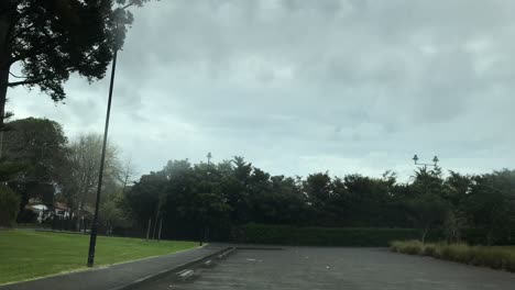 Zeitraffer-Eines-Leeren-Parkplatzes-Unter-Einem-Grauen,-Bewölkten-Himmel-In-Auckland,-Neuseeland
