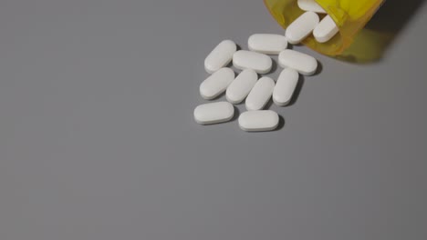 Opioidpillen-Wurden-Auf-Grauem-Tisch-Verschüttet