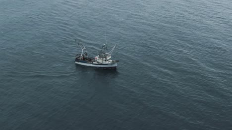 Fischtrawler,-Der-Am-Frühen-Morgen-In-Quebec,-Kanada,-Auf-Dem-Sankt-Lorenz-Strom-Segelt