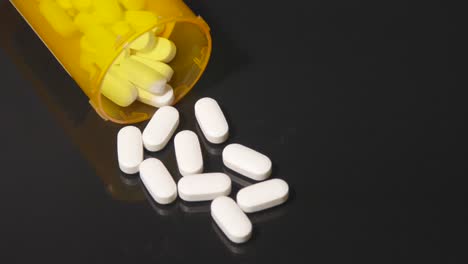 Weiße-Pillen-Für-Gesundheitssucht-Schmerzmedizin-Schwarzer-Tisch