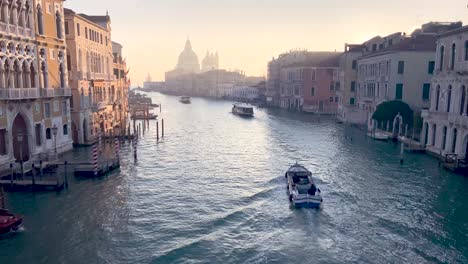 Vista-Panorámica-Del-Gran-Canal-Con-Barcos-De-Crucero-Desde-El-Puente-De-La-Academia-Durante-El-Amanecer-En-Venecia,-Italia---Toma-Panorámica-Amplia