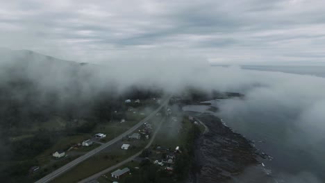 Nubes-Blancas-Y-Niebla-Sobre-Las-Montañas-Chic-choc,-El-Pueblo-En-La-Península-De-Gaspe-Y-El-Río-San-Lorenzo-A-Primera-Hora-De-La-Mañana-En-Quebec,-Canadá