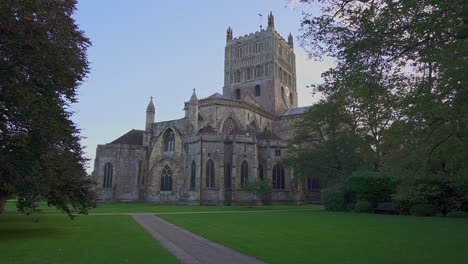 The-monolithic-medieval-architecture-of-Tewkesbury-Abbey