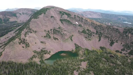 Aerial-View-of-Whickey-Island-Lake,-North-Slope-of-Uinta-Mountains-Rangle,-Utah-USA,-Popular-Hiking-Trail-in-Wasatch-Cache-National-Forest