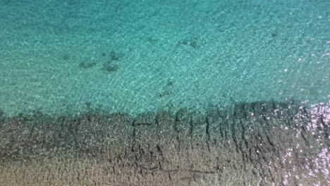 Drohnenclip-über-Dem-Wunderschönen-Strand-Mit-Wellen,-Die-Das-Ufer-In-Kavala,-Mazedonien,-Griechenland-Zermalmen