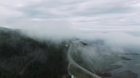 Nubes-Temprano-En-La-Mañana-Sobre-El-Tranquilo-Pueblo-Y-El-Camino-Por-Las-Montañas-Chic-choc-Y-El-Río-San-Lorenzo-En-Quebec,-Canadá