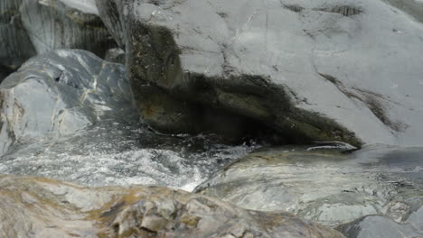 Wasser-In-Zeitlupe,-Das-In-Einem-Flachen-Bach-über-Felsen-Fließt