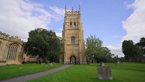 Evesham-the-gothic-bell-tower-of-the-former-monastery-on-a-bright-summers-day