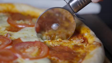 Slicing-a-hot-pizza-pie