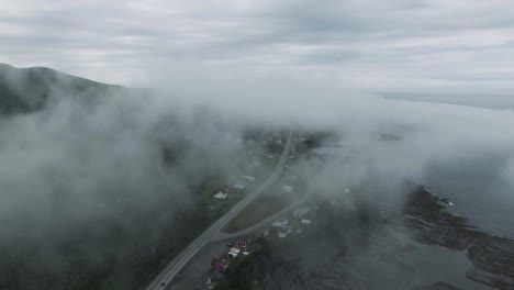 Nubes-Que-Cubren-El-Pueblo-Y-El-Camino-Por-Las-Montañas-Chic-choc-En-La-Península-De-Gaspe,-Quebec-Canadá-A-Través-De-La-Mañana-Nublada