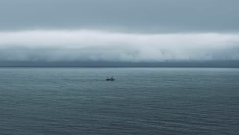 Fischerboot,-Das-An-Einem-Düsteren-Tag-In-Quebec,-Kanada,-Am-Saint-Lawrence-River-Segelt