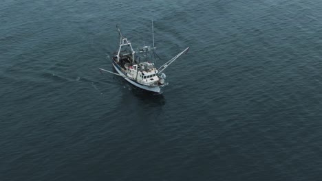 Fischtrawler-Macht-Sich-Auf-Den-Weg-Und-Segelt-Auf-Den-Ruhigen-Gewässern-Des-Saint-Lawrence-River-In-Quebec,-Kanada