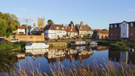 Tewkesbury,-historic-timber-framed-houses-reflected-in-the-river-with-the-medieval-tower-of-the-abbey-church-in-the-background