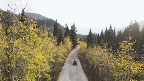 Allrad-ATV-Outdoor-Abenteuer-In-Wunderschöner-Naturlandschaft-In-Den-Bergen-Von-Utah,-Luftdrohnen-Verfolgungsansicht