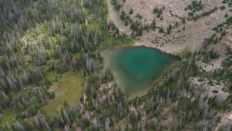 Aerial-View-of-Clear-Green-Alpine-Amethyst-Lake,-Valley-of-Uinta-Mountains-Range-Utah-USA,-Pull-Back-Drone-Shot