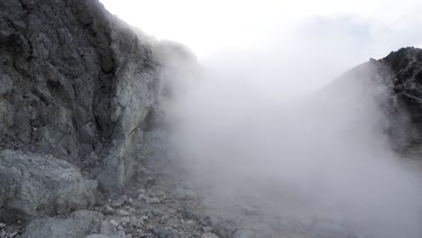 Mucho-Humo-De-Azufre-Saliendo-Del-Volcán-Monte-Sibayak-En-El-Norte-De-Sumatra,-Indonesia