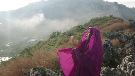 Mujer-Musulmana-Solitaria-Rezando-En-Lo-Alto-De-Las-Montañas-Rocosas-Cerca-De-Dios-En-Java-Occidental