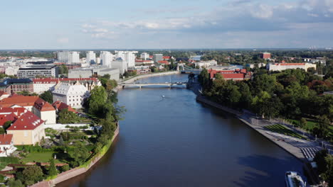 Aerial-shot-over-river-Oder-in-Wroclaw,-Poland