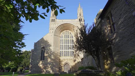 La-Enorme-Vidriera-Gótica-En-El-Frente-Oeste-Medieval-De-La-Abadía-De-Tewkesbury