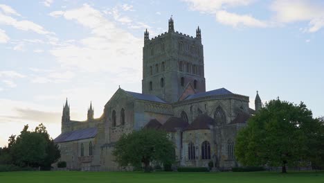 Medieval-Tewkesbury-Abbey,-romanesque-church-on-a-sunny-day