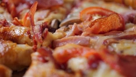 Makroreise-über-Eine-Frisch-Gebackene-Leckere-Pizza