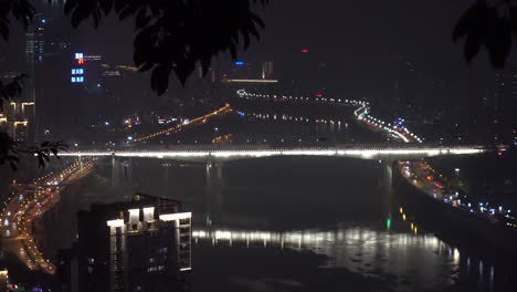 Brücken,-Flüsse-Und-Verkehr-In-Der-Stadt-Bei-Nacht