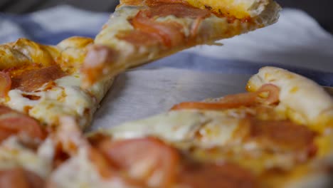 Extreme-Nahaufnahme-Der-Verwendung-Eines-Pizzahebers,-Um-Ein-Stück-Pizza-In-Zeitlupe-Von-Einem-Pizzablech-Zu-Entfernen
