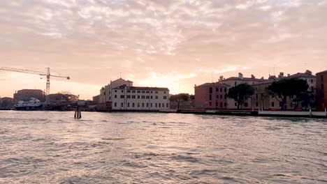 Vaporetto-Schiff,-Das-Während-Des-Sonnenuntergangs-In-Italien-über-Den-Canal-Grande-In-Der-Nähe-Des-Stadtrands-Von-Venedig-Fährt