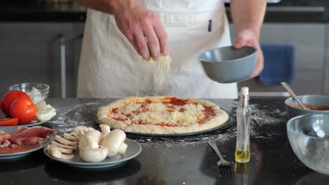 Ein-Pizzabäcker,-Der-Dem-Pizzateig-Frischen-Mozzarella-Käse-Hinzufügt,-Während-Er-Einen-Traditionellen-Pizzakuchen-Zubereitet